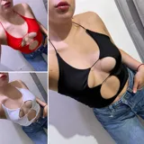 Top con breteles finos, escote halter y aberturas circulares en el busto y abdomen.