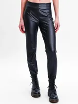 Pantalón negro de calce ajustado, con cintura alta y tobillos elastizados.