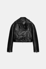 Cazadora tipo biker de corte corto y diseño holgado con hombreras. Presenta cuello con solapas, cierre frontal cruzado con cremallera, bolsillos laterales con cremallera y un bolsillo pequeño con solapa y botón a presión. Incluye un cinturón ajustable en el bajo y cremalleras en los puños.
