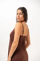 Vestido largo color marrón chocolate, de corte recto y holgado, con escote en V y tirantes finos.
