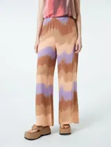 Pantalón de corte recto con estampado abstracto en tonos marrones, beige y lila.