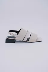 Sandalias rojas de cuero con tres tiras en la capellada, pulsera ajustable y taco cuadrado negro de 3 cm de altura.