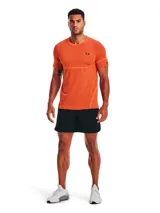 Short deportivo negro Under Armour Peak Woven para hombre, con cintura elástica, bolsillos laterales y cierre trasero. Diseñado para movilidad total con materiales ultraelásticos y dobladillo diseñado para el movimiento de las piernas.