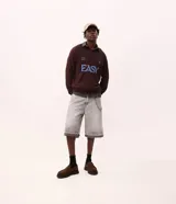 Bermuda de jean estilo baggy con corte recto y holgado, color gris lavado. Presenta detalles de costuras decorativas en el ruedo y diseño de cinco bolsillos.