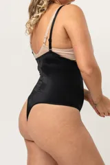 Faja abdominal negra, cavada colaless, reforzada en zona abdominal. Confeccionada en Lycra. Contención media. Breteles desmontables regulables. Broche en entrepierna con fundillo de algodón 100%. Confeccionada con tela que contiene fibra LYCRA® XTRA LIFE™
