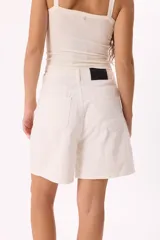 Short de denim de tiro medio con calce cómodo y largo versátil. Presenta un lavado clásico en tono azul, con costuras en contraste y diseño de cinco bolsillos.