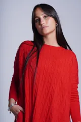 Sweater negro de punto con diseño de ochos, cuello redondo y mangas largas.