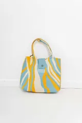 Bolso tejido con diseño estampado exclusivo Peach, con manijas cortas y cierre con broche a presión.