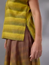 Blusa sin mangas de lino y algodón, con diseño a rayas en tonos amarillos y verdosos, escote en V y cuello alargado estilo bufanda para anudar.