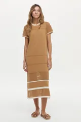 Vestido midi de tejido de punto color camel, con escote redondo, mangas cortas, tajos laterales y detalles de tramas caladas y rayas blancas en el cuello, mangas y ruedo.