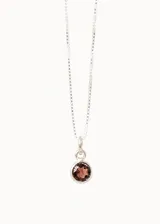 Cadena de plata 925 con dije de punto de luz con piedra granate.