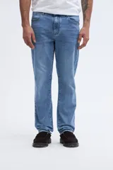 Jean straight de pierna recta y calce definido, color azul oscuro, con lavado sutil y diseño clásico de cinco bolsillos.