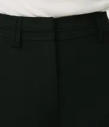 Pantalón wide leg de sastrería color negro, confeccionado en crepé, con cintura con pasacintos y corte de pernera ancha.