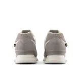 Championes urbanos New Balance modelo 574, color gris con detalles en blanco, confeccionados en gamuza y malla, con logo "N" característico en los laterales y entresuela ENCAP.