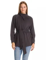 Camperita negra de diseño envolvente, confeccionada en mezcla de poliéster, rayón y elastano. Presenta cuello alto, mangas raglán, cierre frontal con solapa y botones a presión, y un lazo ajustable en la cintura del mismo tejido.