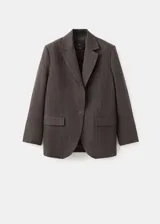 Blazer sastrero de corte recto en color gris oscuro con diseño de rayas diplomáticas, solapas con muesca, bolsillos con solapa en la parte delantera y cierre frontal de un botón.