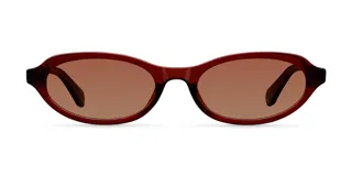 Lentes de sol con montura ovalada de diseño cat-eye en color marrón traslúcido. Cuentan con lentes polarizadas en tono marrón y protección UV400.