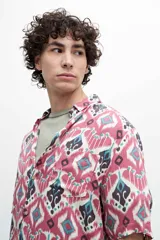 Camisa negra con estampado cachemir en blanco, de manga corta y corte recto.