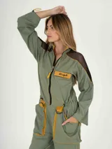 Mono largo color verde con detalles en marrón y amarillo. Tiene cierre frontal, cuello camisero, mangas largas, bolsillos grandes con solapa y puños con cierre.