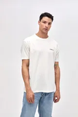 Remera de manga corta con calce relajado, confeccionada en algodón lavado con textura suave. Presenta un diseño con arte estampado en el pecho y en la espalda.