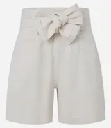 Short de cintura media color crudo, con cinturón de lazo y bolsillos laterales.