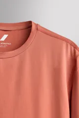 Camiseta de entrenamiento de hombre regular fit color negro, confeccionada en tejido técnico ligero y elástico con cuello redondo y manga corta.