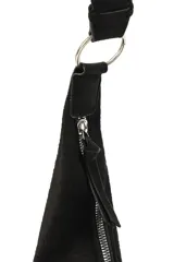 Cartera tipo hobo de diseño curvo, confeccionada en material símil gamuza con textura trenzada. Cuenta con una correa integrada al cuerpo del bolso y cierre superior.