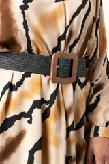 Cinturón negro rústico de fibra trenzada con hebilla cuadrada de madera.