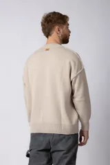 Sweater de punto grueso en color verde oliva, con diseño oversized, cuello redondo y mangas largas con puños acanalados.