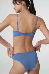 Soutien tipo bralette color beige, sin costuras y sin aro, con copas removibles. Confeccionado en microfibra, tiene breteles regulables y broche doble en la espalda con tres medidas.
