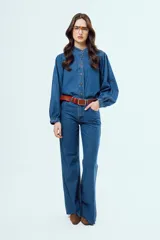 Pantalón wide leg de denim azul con tiro alto y bolsillos funcionales.