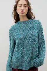 Buzo de lana con diseño de trenzas y ochos, de cuello redondo y calce holgado.