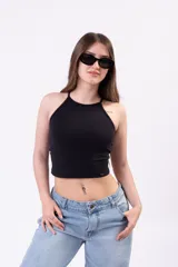 Musculosa halter color blanco, confeccionada en algodón elastizado premium, de corte ajustado al cuerpo y escote cerrado.