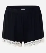 Conjunto de pijama negro, compuesto por un top de tirantes con encaje blanco en el escote y un short con encaje blanco en el ruedo.