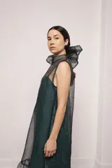 Vestido largo color ocre con estampado de cuadrados dorados, cuello alto y corte amplio. Incluye viso liso al tono.