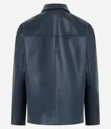 Campera de cuero sintético color azul marino, con cuello clásico, cierre frontal por cremallera y diseño minimalista de corte regular.