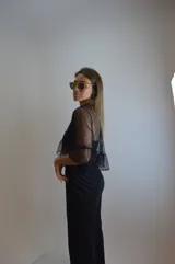 Blusa negra de microtul con mangas cortas acampanadas.