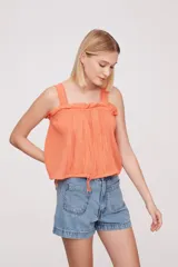 Musculosa blanca con breteles finos y detalles de puntilla.