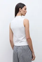 Top sin mangas de tejido canalé en color blanco, con cuello alto tipo tortuga y ajuste al cuerpo.