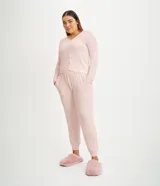 Conjunto de pijama largo color rosa, en tejido de punto con botones funcionales y barra con acabado holgado.