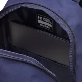 Mochila Under Armour Hustle Little Backpack de color azul oscuro, con el logotipo y la inscripción de la marca en color gris en el frente.
