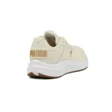 Championes de running Puma modelo Skyrocket Lite 2 Alt, color arena con detalles dorados y suela blanca con base marrón.