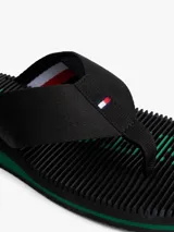 Ojotas negras con plantilla de masaje acupresión y tira de poliéster trenzado.