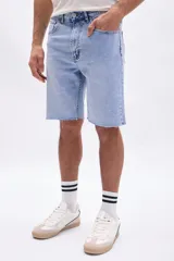 Bermuda de jean en color azul claro, con diseño de cinco bolsillos y terminación de ruedo deshilachado.