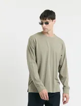 Remera de manga larga con escote redondo y puños en punto canalé, confeccionada en algodón.