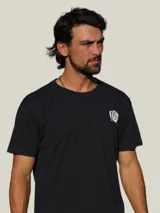 Remera blanca de manga corta con estampado en la espalda que ilustra a varios animales jugando al truco.
