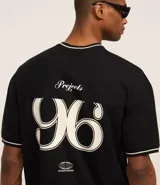Remera deportiva negra de algodón con cuello en V ribeteado en blanco, mangas cortas con ribete blanco y estampa frontal con la palabra "Projects" en cursiva blanca.