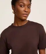 Remera básica de manga corta y cuello redondo, confeccionada en suedine de algodón peruano certificado BCI.