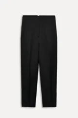 Pantalón negro de tiro alto con cintura con trabillas, bolsillos delanteros y raya planchada.