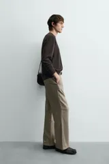 Jersey color crudo de tejido de punto, con cuello redondo y mangas largas. Corte amplio y terminaciones en rib.